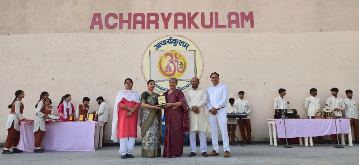 School Hosts Prize Distribution Ceremony